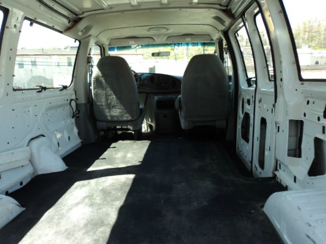 2005 Ford Econoline SE Truck