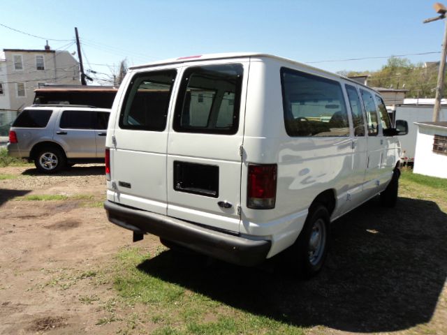 2005 Ford Econoline SE Truck