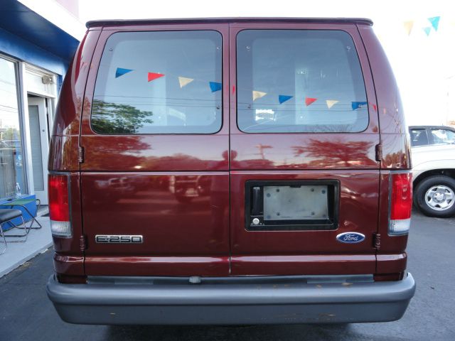 2006 Ford Econoline 4dr Sport Sdn Sedan