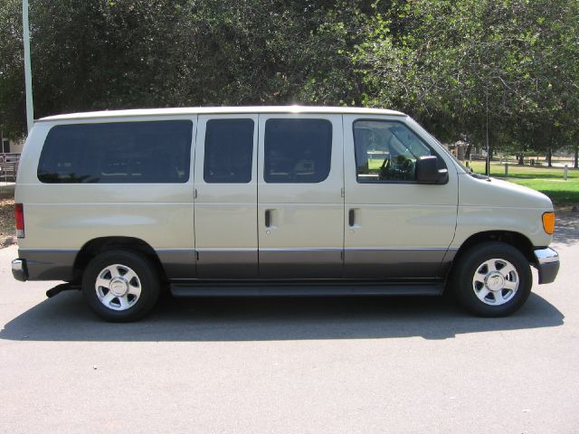 2004 Ford Econoline Wagon Premier Nav AWD