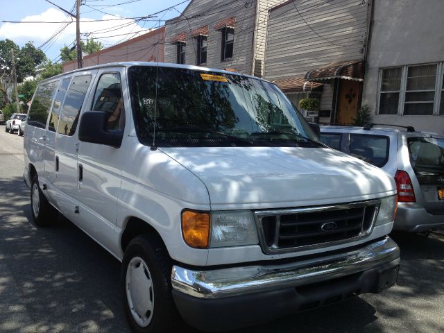 2004 Ford Econoline Wagon 1500 SLT 4X4