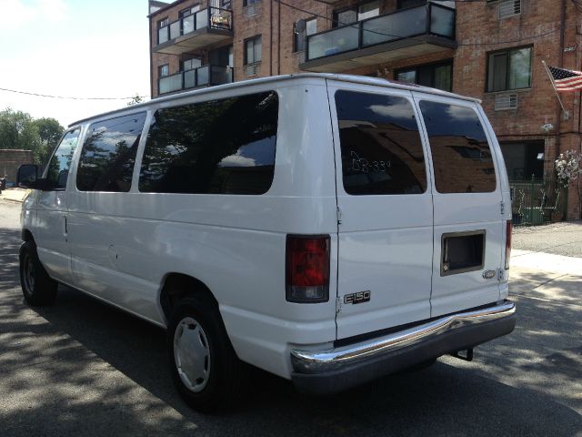 2004 Ford Econoline Wagon 1500 SLT 4X4