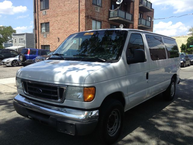 2004 Ford Econoline Wagon 1500 SLT 4X4