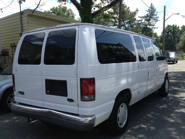 2004 Ford Econoline Wagon 1500 SLT 4X4