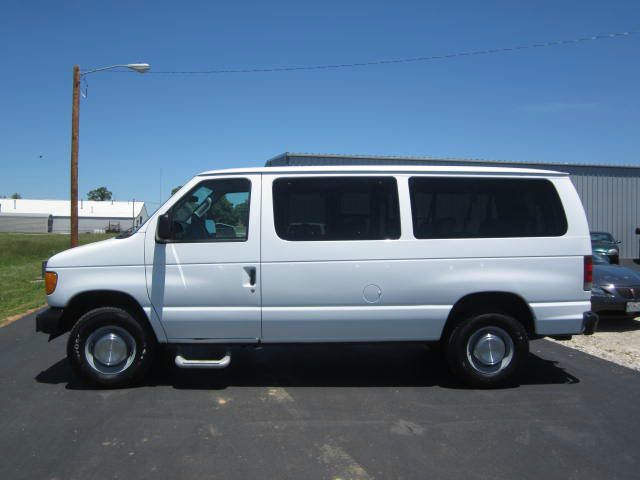 2005 Ford Econoline Wagon Lariat Supercab Short Bed 4WD