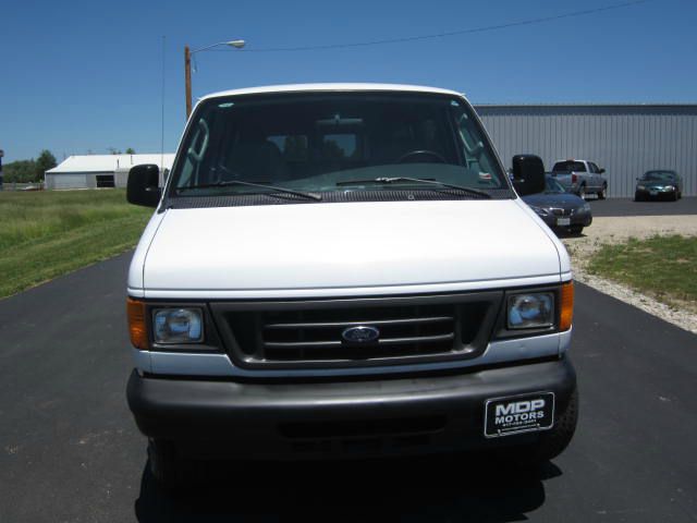 2005 Ford Econoline Wagon Lariat Supercab Short Bed 4WD