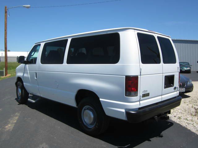 2005 Ford Econoline Wagon Lariat Supercab Short Bed 4WD