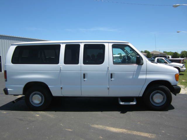 2005 Ford Econoline Wagon Lariat Supercab Short Bed 4WD