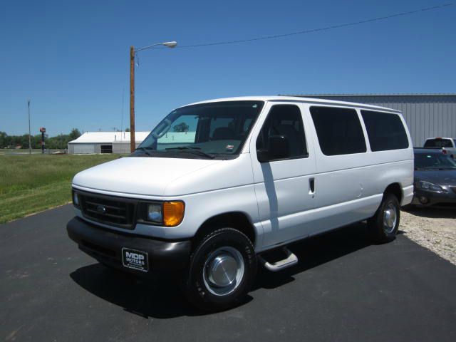 2005 Ford Econoline Wagon Lariat Supercab Short Bed 4WD