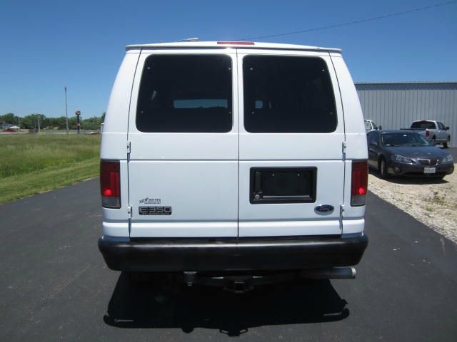 2005 Ford Econoline Wagon Lariat Supercab Short Bed 4WD