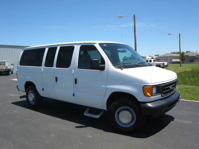 2005 Ford Econoline Wagon Lariat Supercab Short Bed 4WD