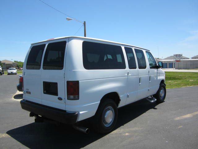 2005 Ford Econoline Wagon Lariat Supercab Short Bed 4WD