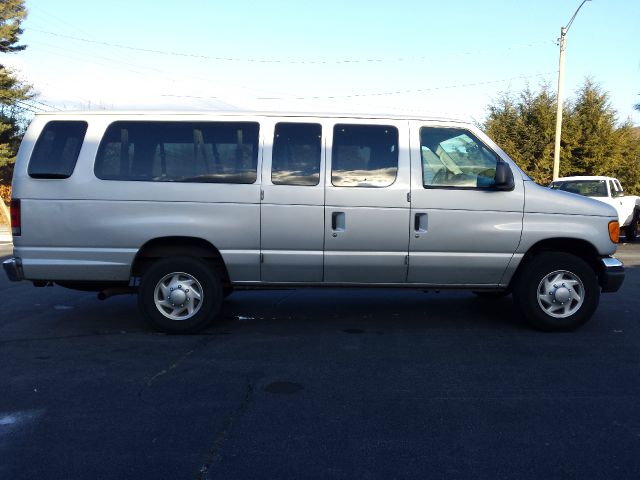 2006 Ford Econoline Wagon 2dr Cpe V6 Manual GT