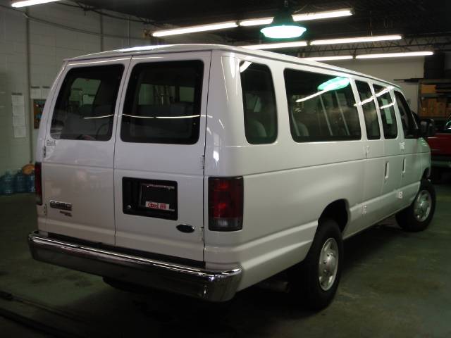 2008 Ford Econoline Wagon 4WD CREW CAB 172lariat