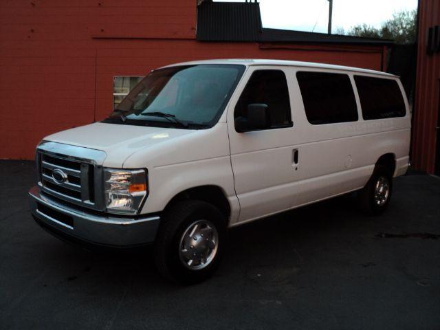 2010 Ford Econoline Wagon Base - Prem. Pkg, White Roof