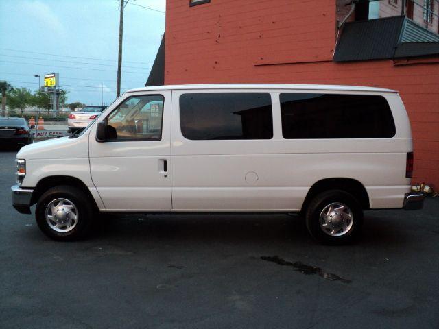 2010 Ford Econoline Wagon Base - Prem. Pkg, White Roof