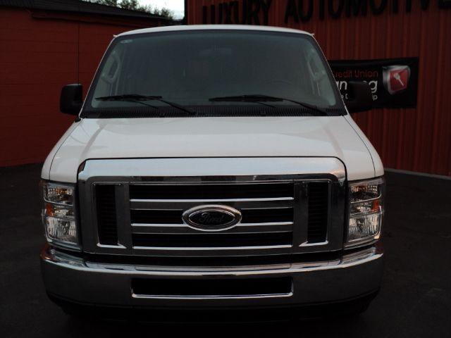 2010 Ford Econoline Wagon Base - Prem. Pkg, White Roof