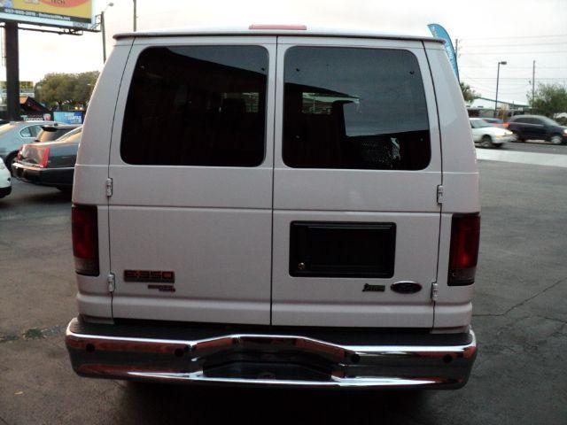 2010 Ford Econoline Wagon Base - Prem. Pkg, White Roof