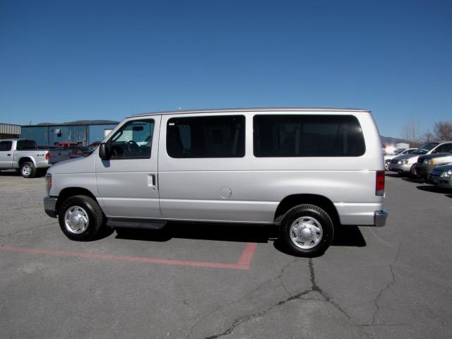 2010 Ford Econoline Wagon Base - Prem. Pkg, White Roof