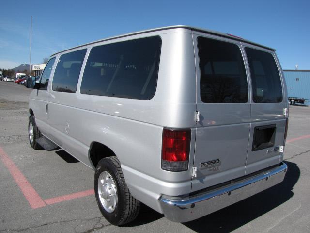 2010 Ford Econoline Wagon Base - Prem. Pkg, White Roof