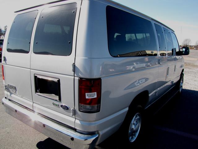 2010 Ford Econoline Wagon Base - Prem. Pkg, White Roof