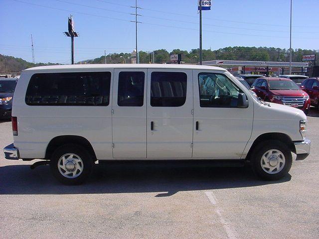 2010 Ford Econoline Wagon Base - Prem. Pkg, White Roof