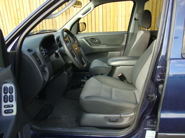 2004 Ford Escape ESi