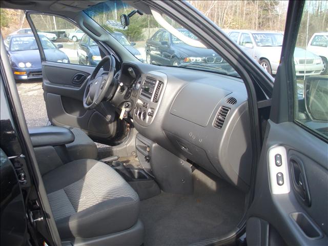 2004 Ford Escape ESi