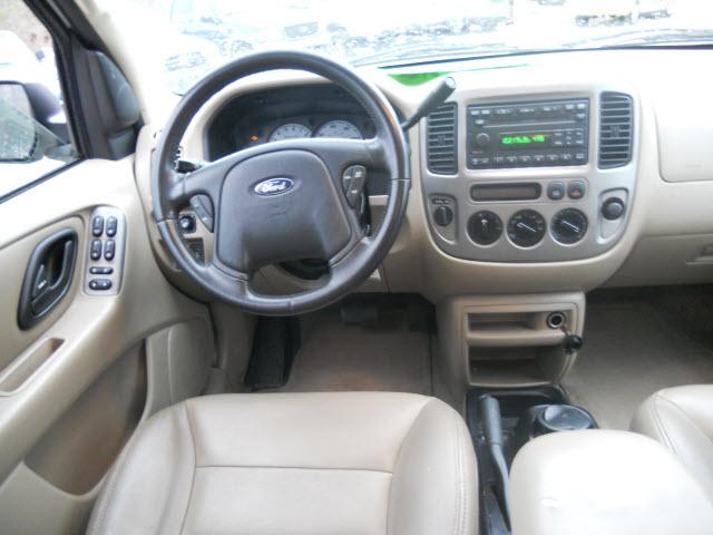 2004 Ford Escape ESi