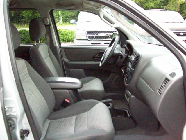 2004 Ford Escape ESi