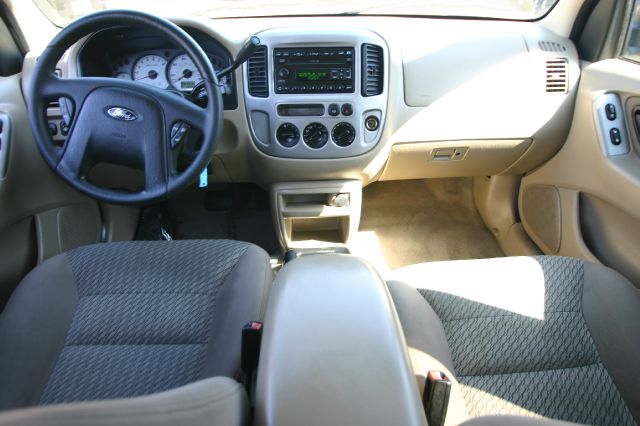 2004 Ford Escape ESi