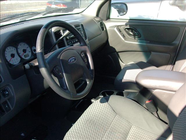 2004 Ford Escape ESi