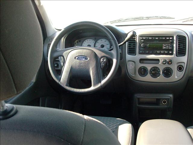 2004 Ford Escape ESi