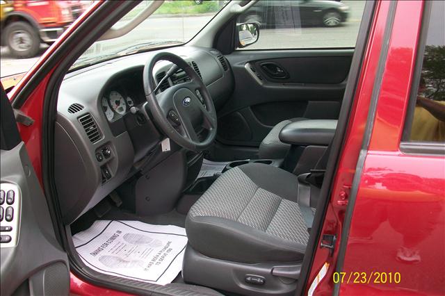 2004 Ford Escape ESi