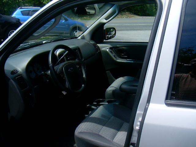 2004 Ford Escape ESi