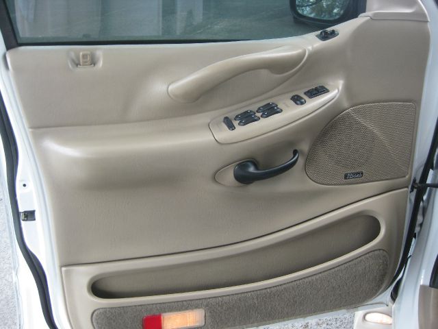 2002 Ford Expedition E320 - Extra Sharp