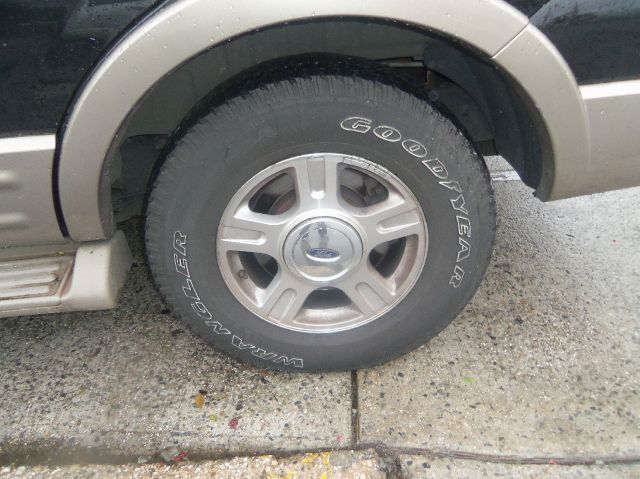 2004 Ford Expedition E320 - Extra Sharp