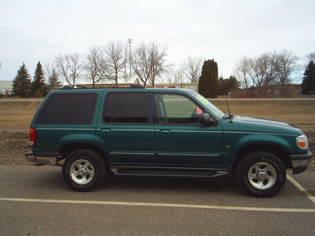 1998 Ford Explorer 4x4 Z71w/ Heated Leather, Trailer Towbose Sound