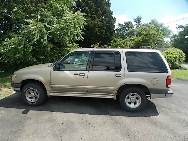 2000 Ford Explorer SL 4x4 Regular Cab