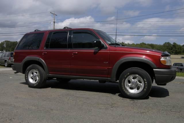 2000 Ford Explorer XLS