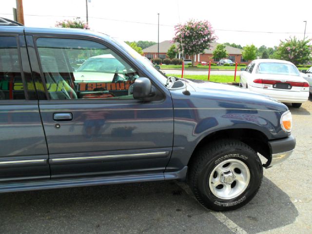 2000 Ford Explorer SL 4x4 Regular Cab