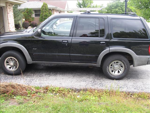 2000 Ford Explorer XLS