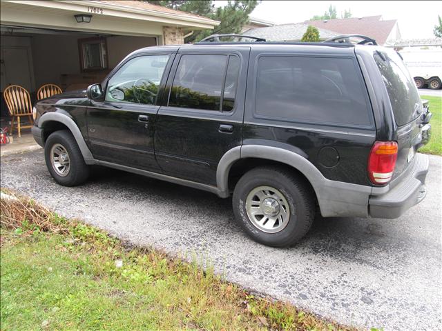 2000 Ford Explorer XLS