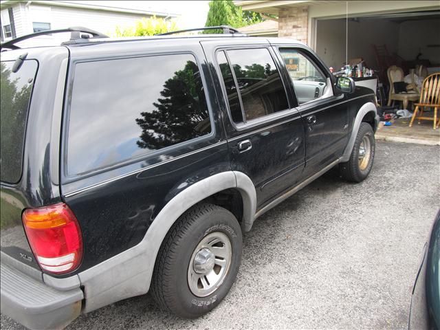 2000 Ford Explorer XLS