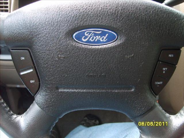 2004 Ford Explorer ESi