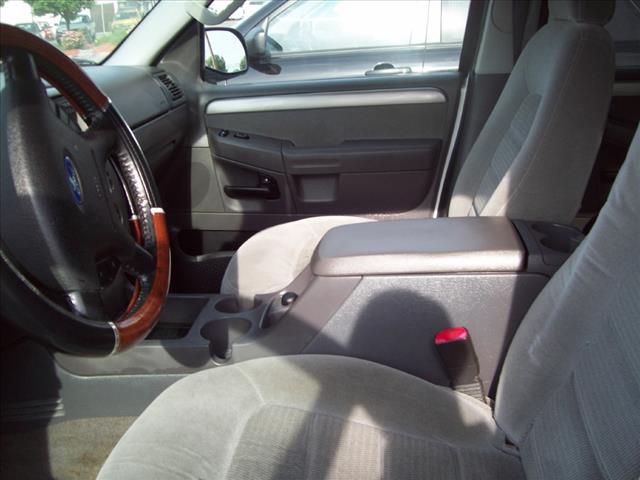 2004 Ford Explorer ESi