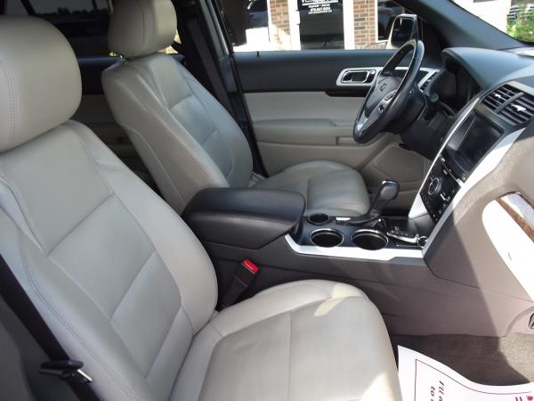 2011 Ford Explorer SLT 25