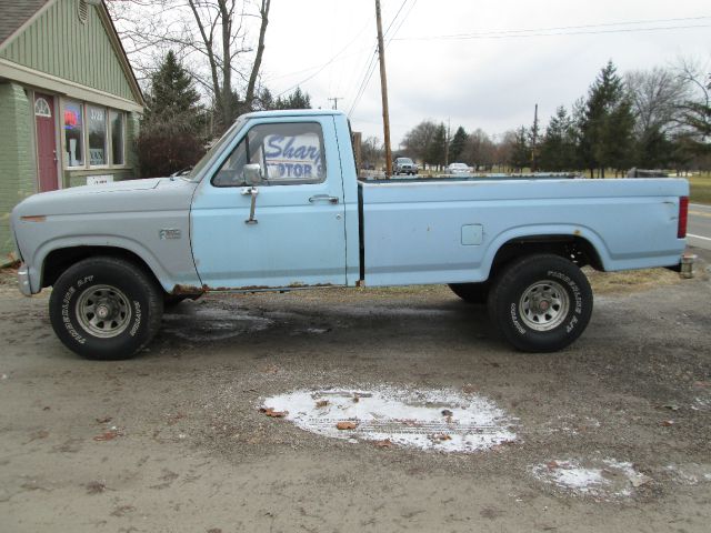 1986 Ford F150 4WD 4dr AT