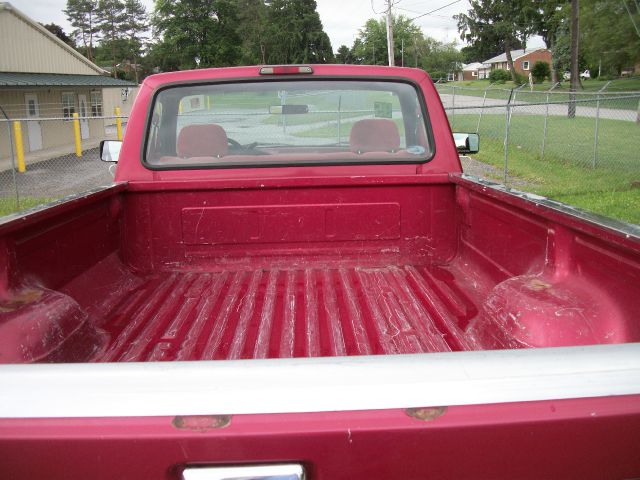 1995 Ford F150 2dr Reg Cab 135 WB Truck