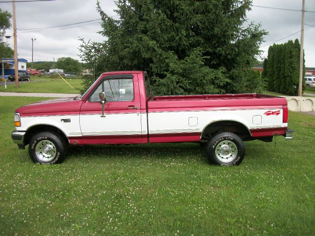 1995 Ford F150 2dr Reg Cab 135 WB Truck